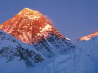 Sông băng cao nhất trên đỉnh Everest 'thất thoát' lượng băng mất 2.000 năm để hình thành