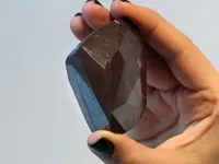Viên kim cương đen 1 tỷ năm tuổi được mua bằng tiền kỹ thuật số