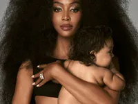 'Báo đen' Naomi Campbell khoe con gái trên bìa tạp chí Vogue