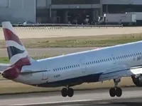 Máy bay của hãng British Airways hạ cánh giữa chừng vì gió lớn