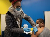 Mỹ xem xét phê duyệt tiêm mũi vaccine thứ tư ngừa COVID-19