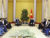 President Nguyen Xuan Phuc meets coach Park Hang-seo