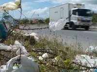 R&aacute;c thải bủa v&acirc;y b&ecirc;n đường, ""tấn c&ocirc;ng"" c&aacute;c khu d&acirc;n cư v&ugrave;ng biển