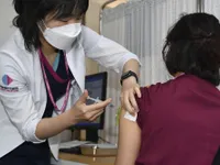 Hàn Quốc triển khai tiêm mũi vaccine COVID-19 tăng cường thứ hai cho người trên 60 tuổi