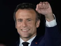 Người dân tại Pháp chào đón chiến thắng của Tổng thống tái đắc cử Macron