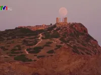Siêu trăng trên ngôi đền cổ Hy Lạp