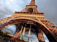 Tháp Eiffel đang rỉ sét nặng và cần được tu sửa?