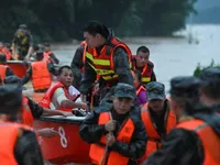 Mưa bão hoành hành ở Đông Bắc Trung Quốc, hàng loạt ô tô, xe bus kẹt trong nước lũ