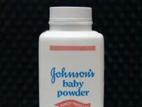 Johnson & Johnson dừng bán phấn rôm trẻ em trên toàn cầu