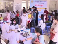 Kh&aacute;m bệnh, tư vấn chăm s&oacute;c sức khỏe hậu COVID-19 miễn ph&iacute; cho c&ocirc;ng nh&acirc;n