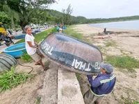 Ngư d&acirc;n Đ&agrave; Nẵng đưa t&agrave;u thuyền l&ecirc;n bờ tr&aacute;nh b&atilde;o