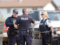 Vụ đâm dao ở Canada: Một nghi phạm đã chết, người còn lại vẫn lẩn trốn