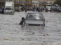 Pakistan dựng hàng rào chống nước lũ dâng cao, thêm 12 người tử vong do mưa lũ