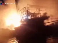 3 t&agrave;u c&aacute; đang neo đậu bất ngờ bốc ch&aacute;y