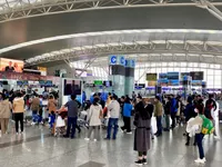 Noi Bai airport records busiest day as Tet holiday ends