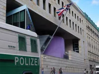 Cựu bảo vệ Đại sứ qu&aacute;n Anh ở Berlin v&agrave;o t&ugrave; v&igrave; l&agrave;m gi&aacute;n điệp cho Nga