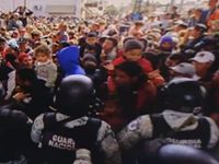 Người di cư gây náo loạn tại biên giới Mỹ - Mexico