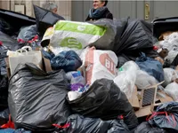 10.000 tấn rác không được thu gom do đình công, thủ đô Paris bốc mùi