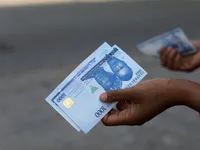 Nigeria gia hạn sử dụng tiền giấy cũ trong bối cảnh thiếu tiền mặt