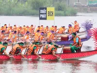 Phu Tho: Exciting traditional boat race at Van Lang Park Lake