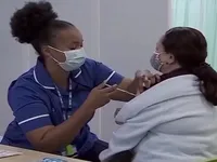 Người có nguy cơ cao nên tiêm vaccine COVID-19 trong mùa thu và đông