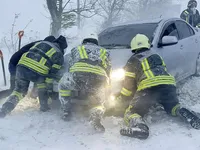 Ukraine: Cứu hàng nghìn người và phương tiện trong bão tuyết