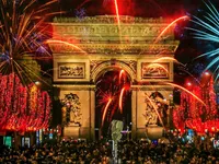 Chào đón năm mới 2024, Đại lộ Ánh sáng Champs Elysées (Pháp) tràn ngập nụ cười và âm nhạc