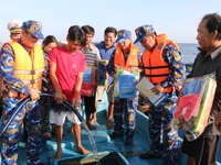 Kh&aacute;m, cấp ph&aacute;t thuốc miễn ph&iacute; v&agrave; tặng cờ tổ quốc cho đồng b&agrave;o ra khơi b&aacute;m biển