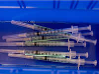 Mỹ cấp phép liều vaccine COVID-19 tăng cường thứ hai chống Omicron cho người cao tuổi