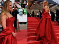 Jennifer Lawrence đi tông trên thảm đỏ Cannes 2023