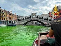 Nước kênh đào ở Venice bất ngờ đổi thành màu xanh huỳnh quang