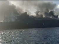 T&agrave;u chở dầu bốc ch&aacute;y ngo&agrave;i khơi Malaysia, 3 thủy thủ mất t&iacute;ch