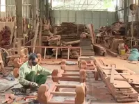 Hỗ trợ làng nghề chuyển sang nguyên liệu gỗ rừng trồng