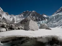 Các sông băng trên dãy Himalaya đang trên đà mất tới 75% băng vào năm 2100