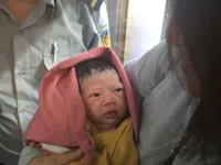 Đỡ đẻ thành công cho một sản phụ bất ngờ sinh con trên tàu
