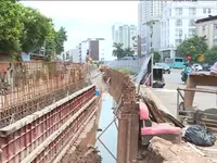 Hà Nội vào mùa mưa, đê hữu Hồng vẫn chậm tiến độ