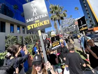 Warner Bros dự định hoãn ra mắt phim giữa cuộc đình công Hollywood