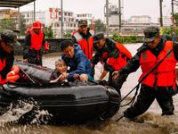 Trung Quốc cảnh báo mưa bão ở mức cao nhất