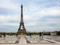Pháp sơ tán du khách khỏi tháp Eiffel do cảnh báo có bom