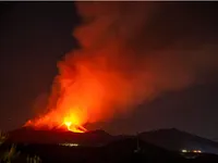 Núi lửa Etna phun trào, sân bay Catania ở vùng Sicily phải đóng cửa