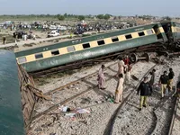 Tàu hỏa trật bánh tại Pakistan khiến hơn 75 người thương vong