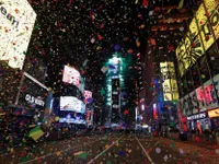 Người dân Mỹ và du khách hân hoan đón năm mới 2024 tại Quảng trường Thời đại