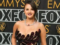 Bị chê mặc xấu tại Quả cầu vàng, Selena Gomez khoe nhan sắc trên thảm đỏ Emmy 2024