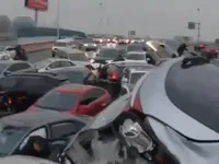 100 &ocirc; t&ocirc; va chạm li&ecirc;n ho&agrave;n tại Trung Quốc do đường trơn trượt v&igrave; đ&oacute;ng băng