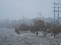 California: Cơn bão thứ hai trong tuần gây mưa lớn và mất điện