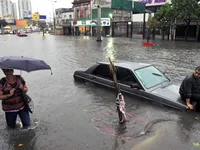 Mưa như trút nước ở Buenos Aires (Argentina) gây ngập lụt nặng