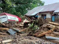 Indonesia di dời hàng nghìn dân do vỡ đập gây lũ lớn