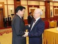 Top leaders of Vietnamese, Lao Parties meet in Hanoi