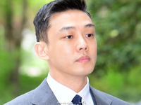 Yoo Ah In phủ nhận các cáo buộc, người hâm mộ tới phiên toà ủng hộ