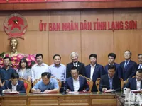 Lang Son signs contract for Huu Nghi-Chi Lang Expressway